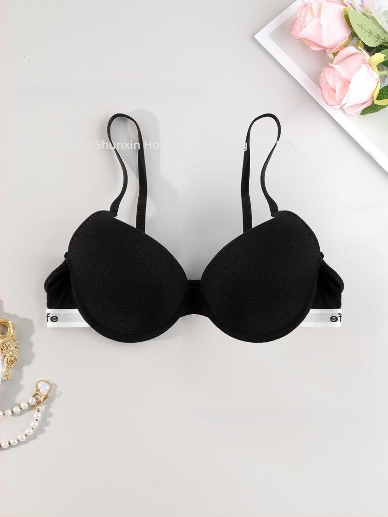 Sutien fara sârmă, cupa 3/4, cupe ușor modelate, material principal viscoză 90–95%, căptușeală din spandex <30%, bretele fixe duble, închidere în spate cu două rânduri de catarame