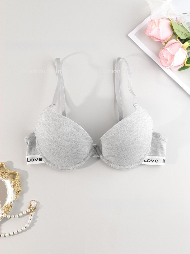 Sutien fara sârmă, cupa 3/4, cupe ușor modelate, material principal viscoză 90–95%, căptușeală din spandex <30%, bretele fixe duble, închidere în spate cu două rânduri de catarame