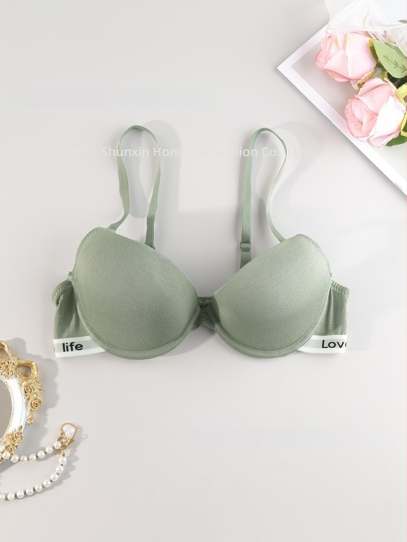 Sutien fara sârmă, cupa 3/4, cupe ușor modelate, material principal viscoză 90–95%, căptușeală din spandex <30%, bretele fixe duble, închidere în spate cu două rânduri de catarame