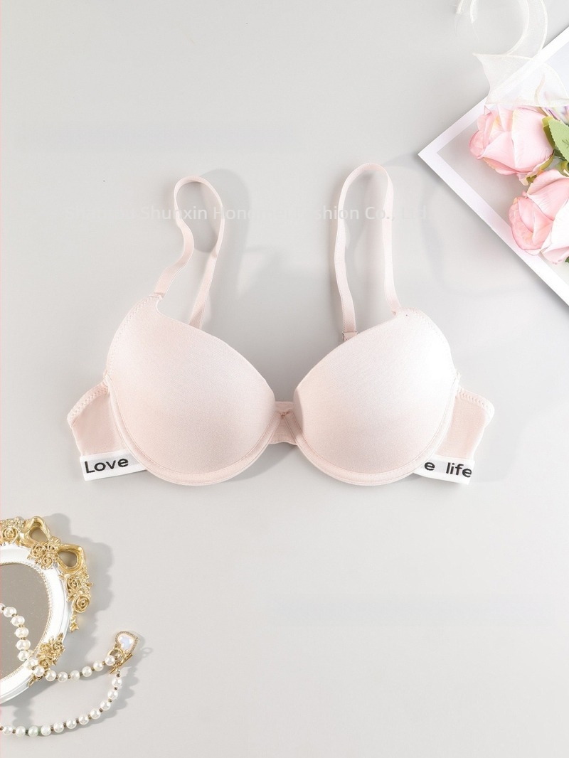 Sutien fara sârmă, cupa 3/4, cupe ușor modelate, material principal viscoză 90–95%, căptușeală din spandex <30%, bretele fixe duble, închidere în spate cu două rânduri de catarame