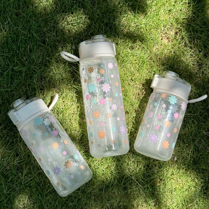 Tumbler din plastic pentru apă, capac etanș cu închidere, model floral, material PC, stil coreean cu șnur de purtare