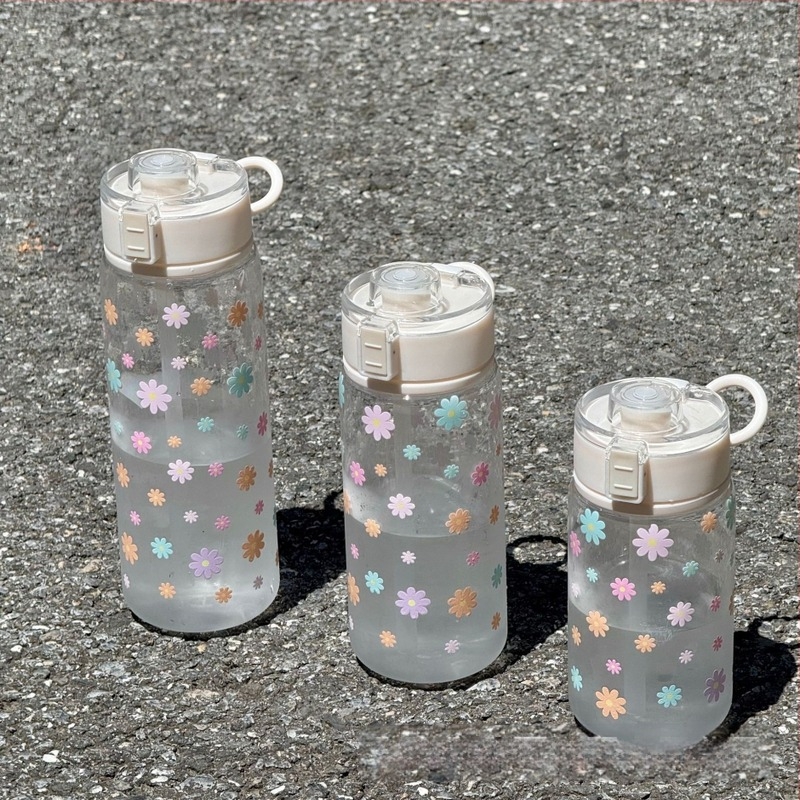 Tumbler din plastic pentru apă, capac etanș cu închidere, model floral, material PC, stil coreean cu șnur de purtare