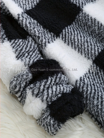 Pulover tricotat lung din poliester, model în carouri, guler rotund, buzunar, croială lejeră