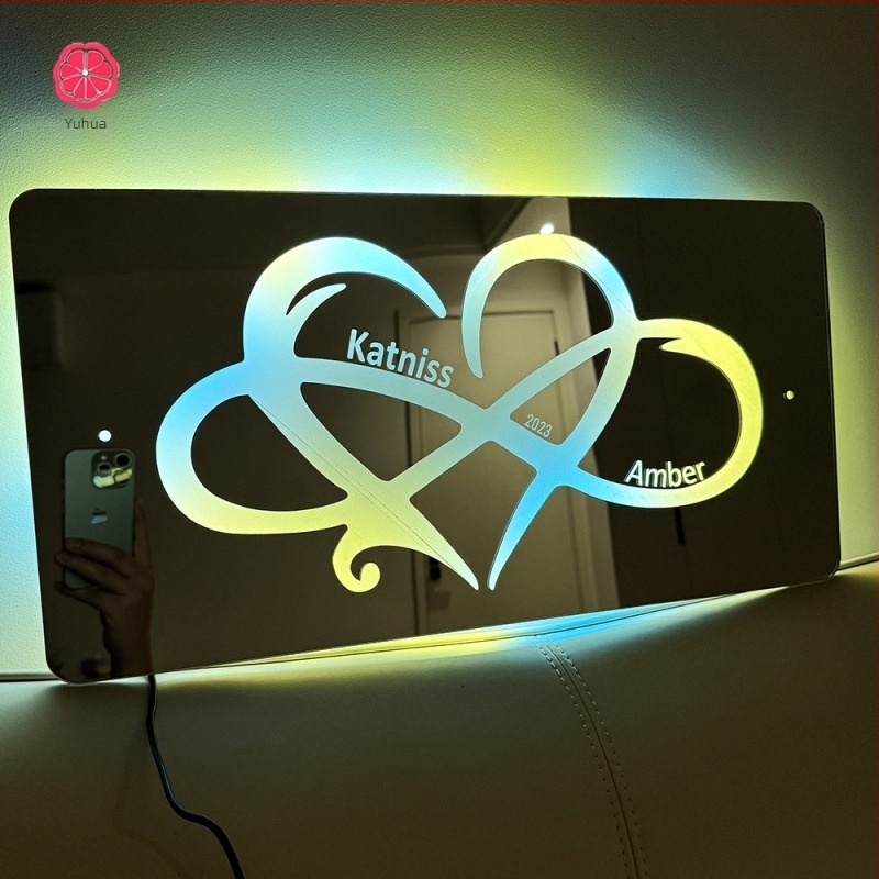 Oglindă cu nume gravat personalizat – inimă împletită, acrilic, stil modern minimalist, cadou pentru cupluri (Ziua Îndrăgostiților, aniversare)