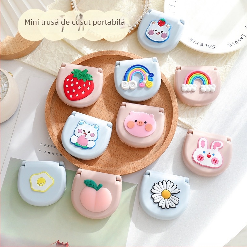 Cutie de cusut mini cu personaje drăguțe – set portabil pentru acasă și plecări