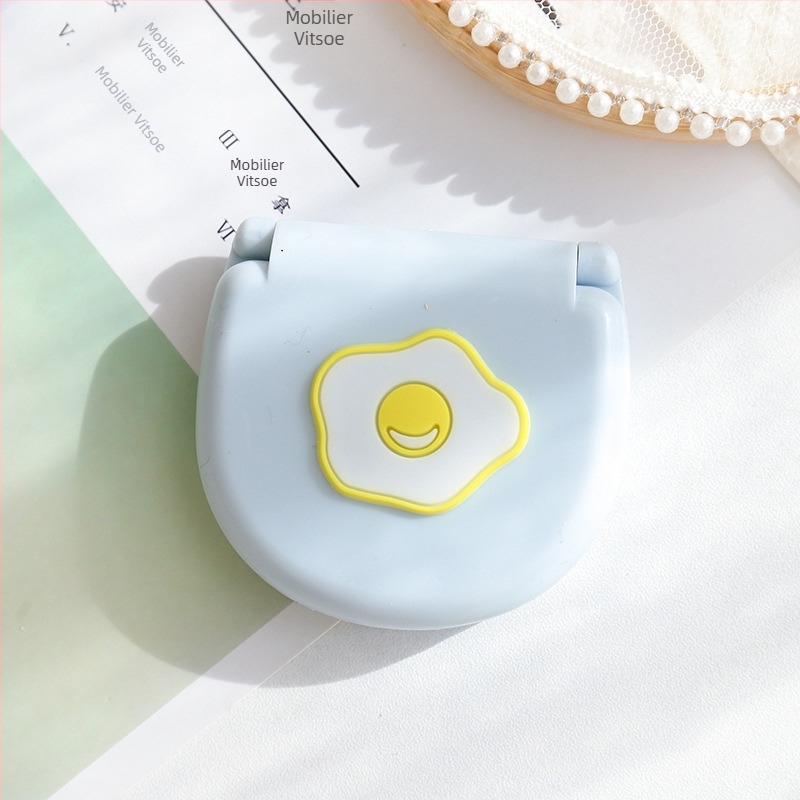 Cutie de cusut mini cu personaje drăguțe – set portabil pentru acasă și plecări