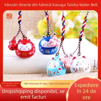 Pandantiv clopot din cupru cu finisaj lacuit, motiv pisică norocoasă și floare de cireș, stil japonez, pandant pentru telefon