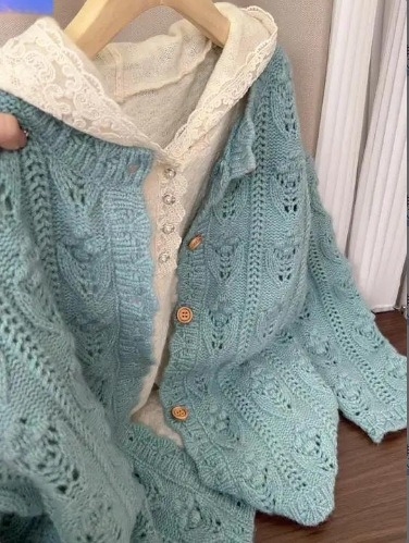 Set din două piese: cardigan tricotat albastru ceață și top alb cu glugă și dantelă