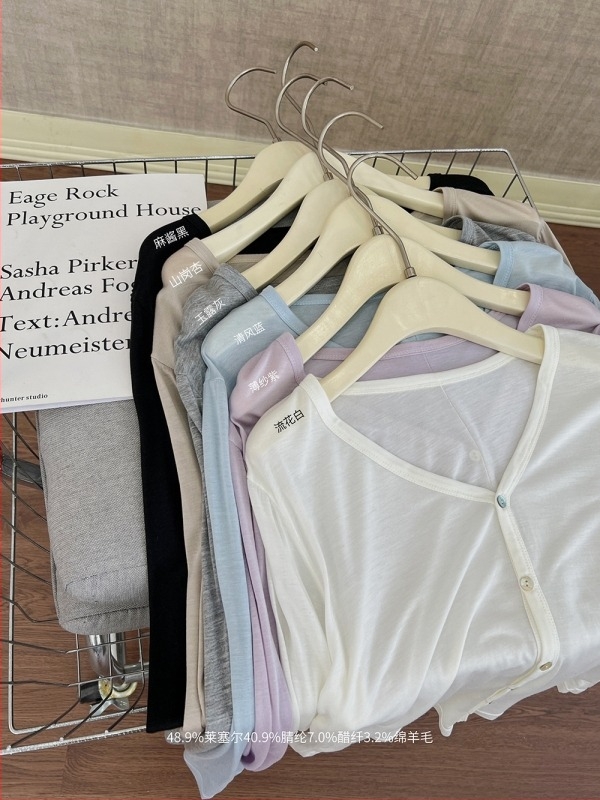 Cardigan din Lyocell, croială lejeră, mâneci lungi, tricot subțire, lungime 50–65 cm, conține Lyocell 30–50% și acrilic 30–50%