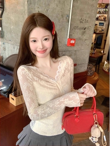 Top dantelat cu căptușeală de catifea, decolteu în V, mâneci lungi, lungime ultra-scurtă, poliester