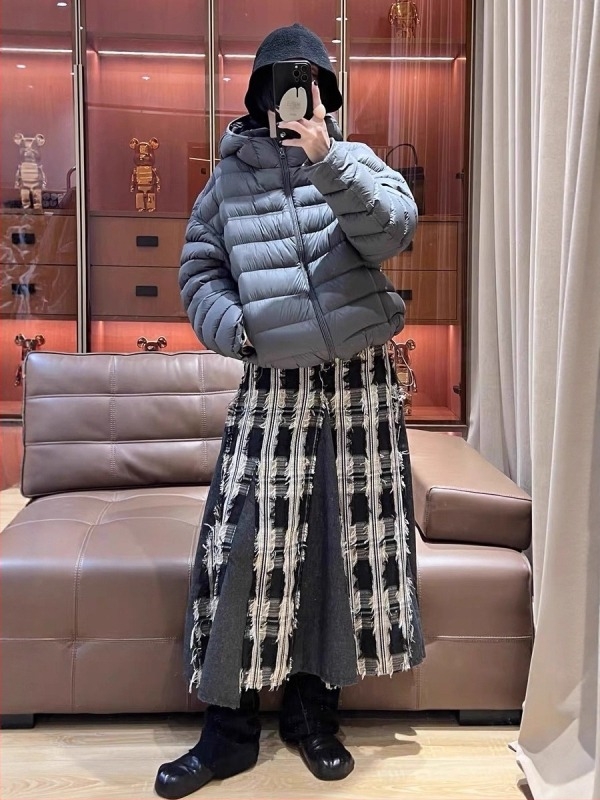 Geacă de puf cu glugă, exterior din nylon, umplutură din puf de rață 201–300 g, izolație groasă