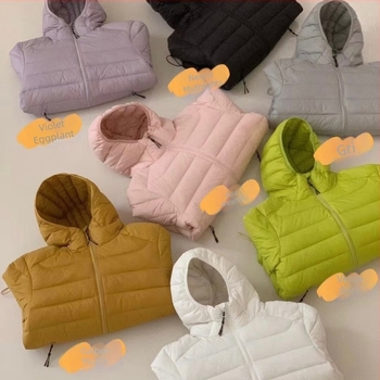 Geacă de puf cu glugă, umplutură din puf de rață alb 85–90%, material exterior din nylon, croială slim, lungime medie 50–65 cm