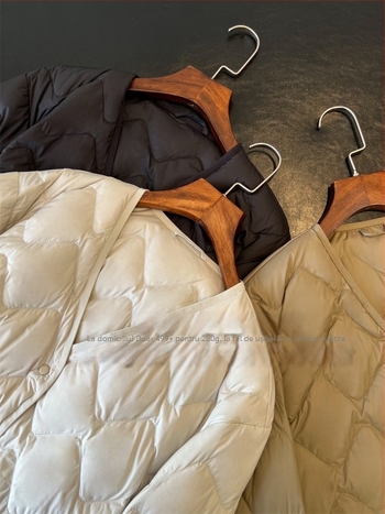 Geacă de puf cu decolteu în V și căptușeală romb, 86–90% puf, ușoară, croială dreaptă