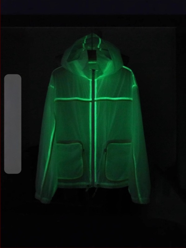 Jachetă cu glugă pentru vară - țesătură subțire, nailon ca material principal, imprimare cu peisaj natural, croială lejeră, fermoar frontal