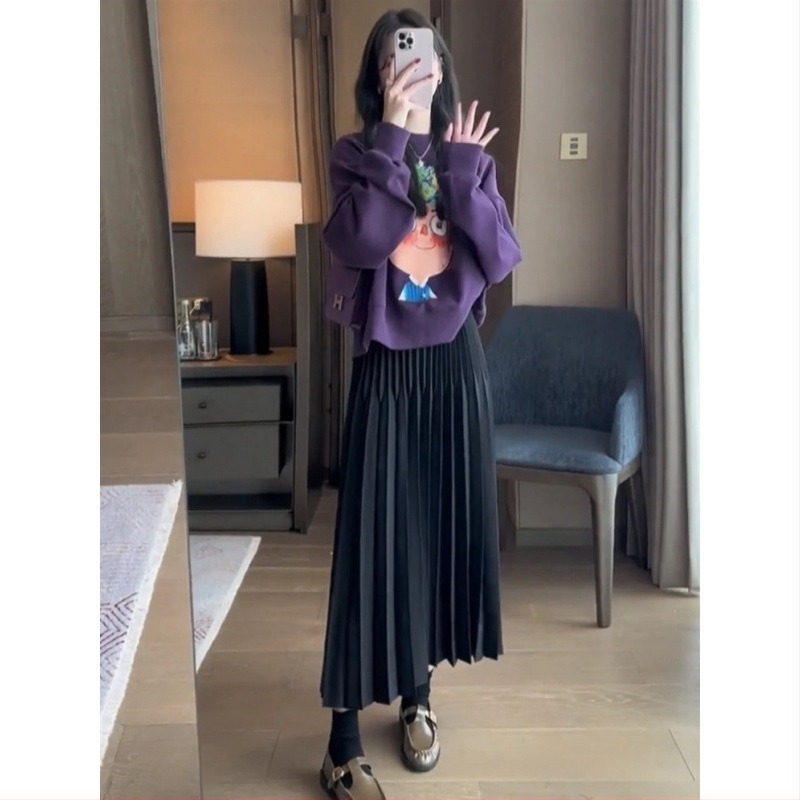 Set maternitate din două piese: hanorac lejer pentru toamnă‑iarna și fustă de lungime medie; model cu potrivire cromatică; material poliester 80–90% cu fibră acrilică; mâneci trei sferturi; stil street hipster