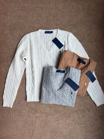 Cardigan damă cu glugă și decolteu în V, amestec lână-cashmere (90–95% lână, cashmere <30%), logo brodat cu motif animal, tricotat cu model cablu