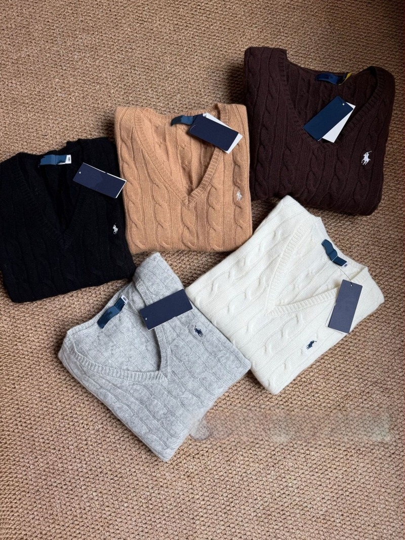 Cardigan damă cu glugă și decolteu în V, amestec lână-cashmere (90–95% lână, cashmere <30%), logo brodat cu motif animal, tricotat cu model cablu