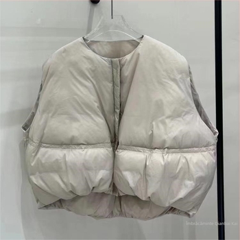 Vestă de puf cu fermoar, croială lejeră, guler rotund, 51–55% puf de rață alb, poliester, lungime standard