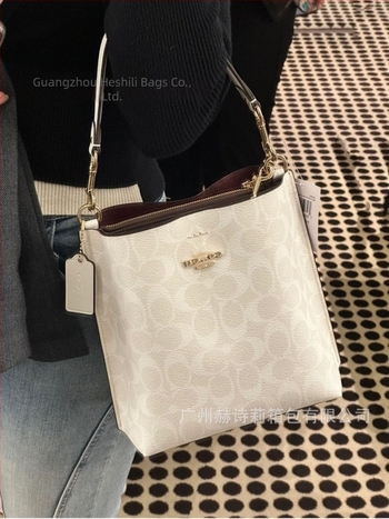 Geantă Mollie tip bucket din piele naturală; formă verticală dreptunghiulară; închidere magnetică; buzunare interioare: buzunar pentru telefon și buzunar cu fermoar laminat; bretele duble