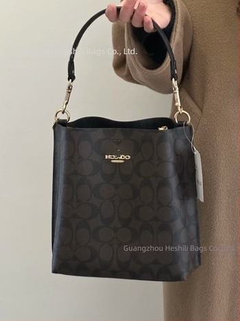 Geantă Mollie tip bucket din piele naturală; formă verticală dreptunghiulară; închidere magnetică; buzunare interioare: buzunar pentru telefon și buzunar cu fermoar laminat; bretele duble