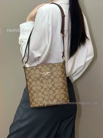 Geantă Mollie tip bucket din piele naturală; formă verticală dreptunghiulară; închidere magnetică; buzunare interioare: buzunar pentru telefon și buzunar cu fermoar laminat; bretele duble