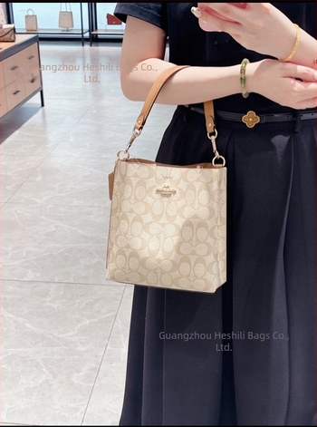 Geantă Mollie tip bucket din piele naturală; formă verticală dreptunghiulară; închidere magnetică; buzunare interioare: buzunar pentru telefon și buzunar cu fermoar laminat; bretele duble