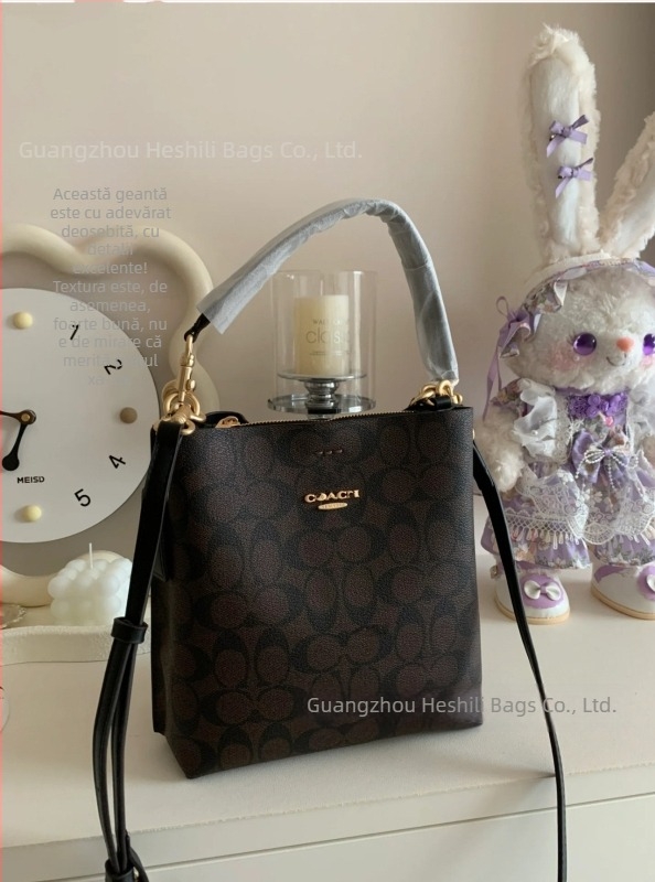 Geantă Mollie tip bucket din piele naturală; formă verticală dreptunghiulară; închidere magnetică; buzunare interioare: buzunar pentru telefon și buzunar cu fermoar laminat; bretele duble