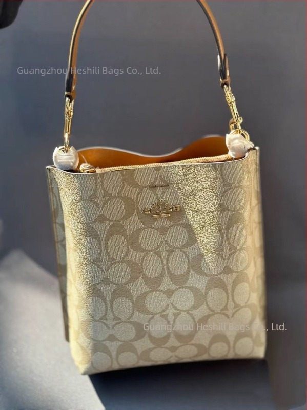 Geantă Mollie tip bucket din piele naturală; formă verticală dreptunghiulară; închidere magnetică; buzunare interioare: buzunar pentru telefon și buzunar cu fermoar laminat; bretele duble