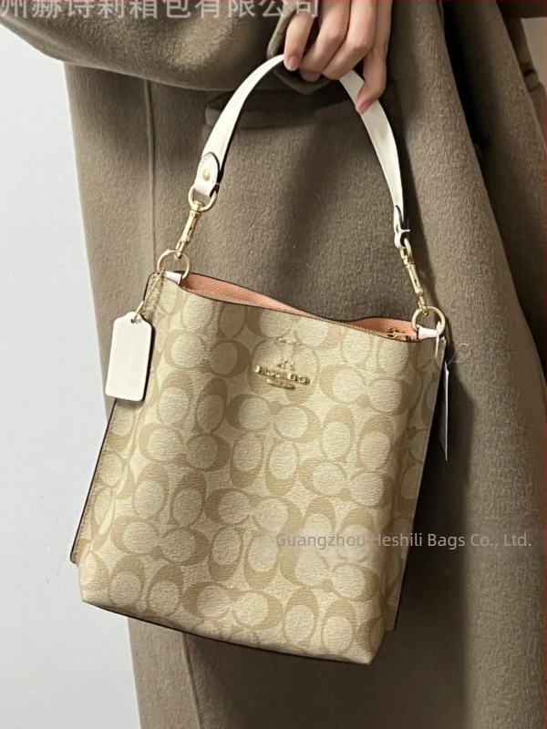 Geantă Mollie tip bucket din piele naturală; formă verticală dreptunghiulară; închidere magnetică; buzunare interioare: buzunar pentru telefon și buzunar cu fermoar laminat; bretele duble