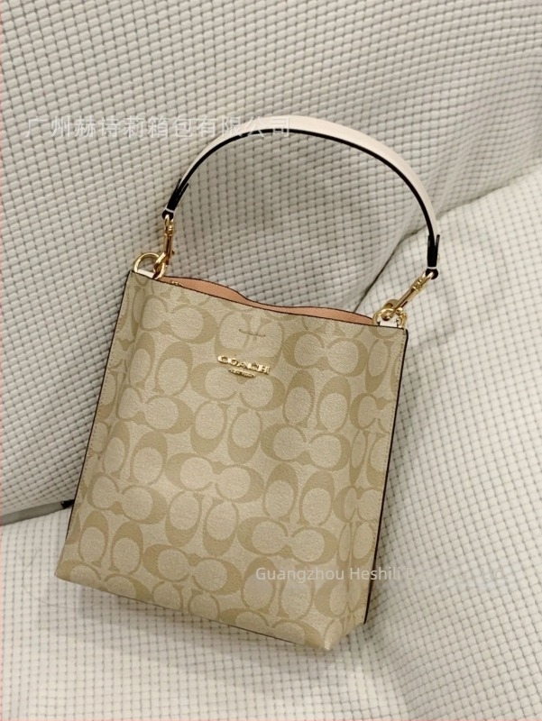 Geantă Mollie tip bucket din piele naturală; formă verticală dreptunghiulară; închidere magnetică; buzunare interioare: buzunar pentru telefon și buzunar cu fermoar laminat; bretele duble