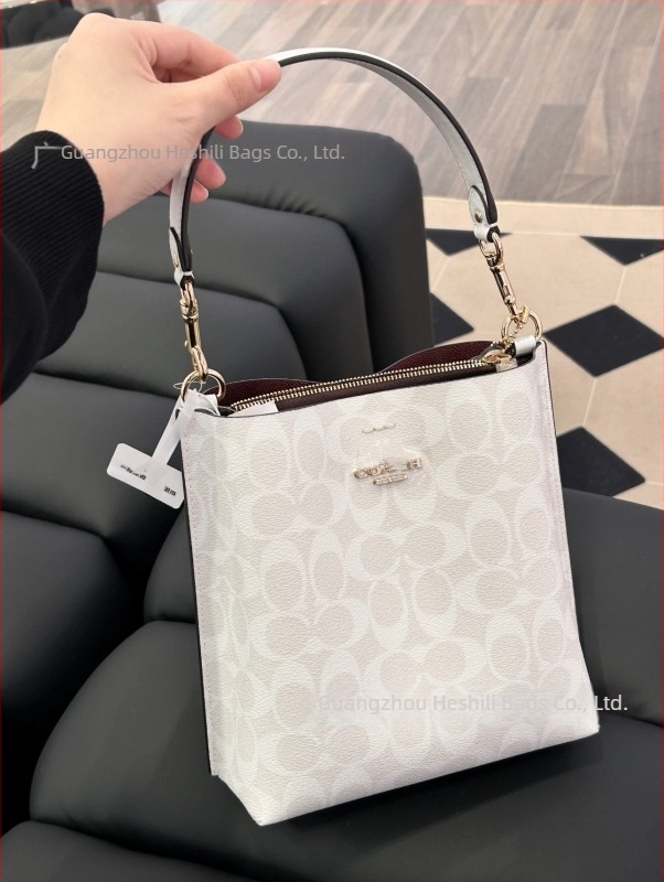 Geantă Mollie tip bucket din piele naturală; formă verticală dreptunghiulară; închidere magnetică; buzunare interioare: buzunar pentru telefon și buzunar cu fermoar laminat; bretele duble