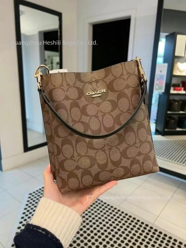 Geantă Mollie tip bucket din piele naturală; formă verticală dreptunghiulară; închidere magnetică; buzunare interioare: buzunar pentru telefon și buzunar cu fermoar laminat; bretele duble