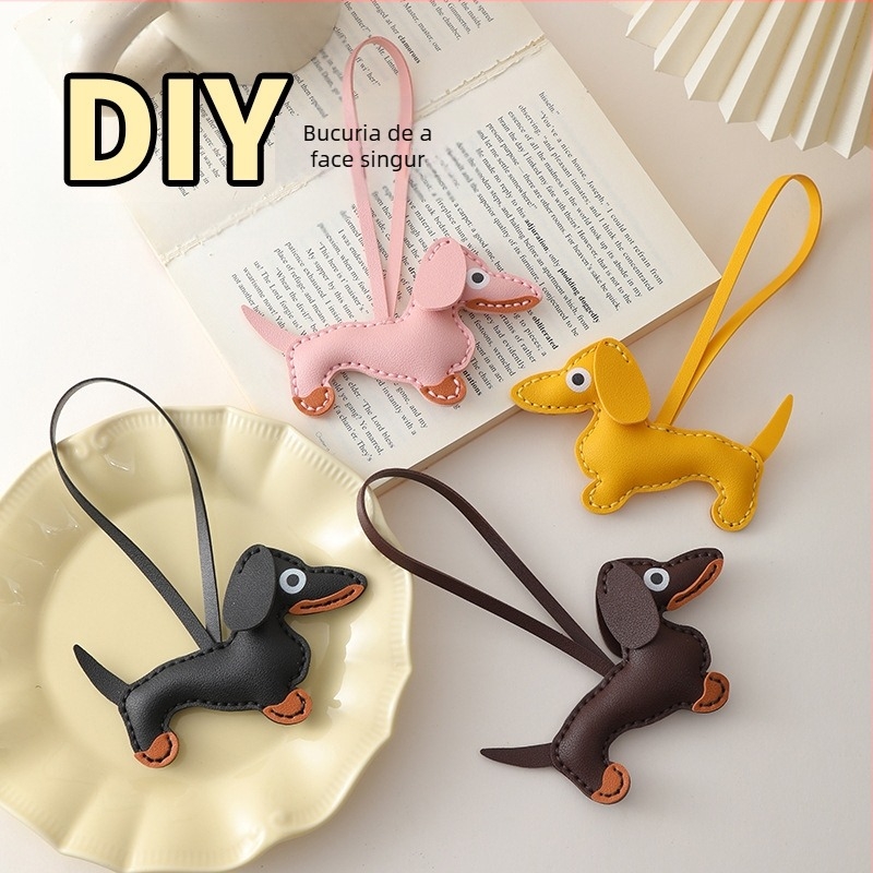 Pandantiv din piele cu dachshund pentru chei – realizat manual, stil japonez și coreean, cadou gata