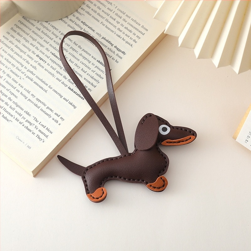 Pandantiv din piele cu dachshund pentru chei – realizat manual, stil japonez și coreean, cadou gata