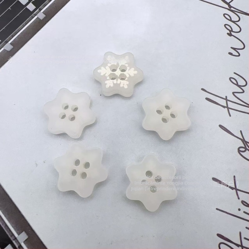 Buton din rășină, în formă de fulg de zăpadă, patru găuri, pentru îmbrăcăminte — buton decorativ de Crăciun, Jiqian Buttons