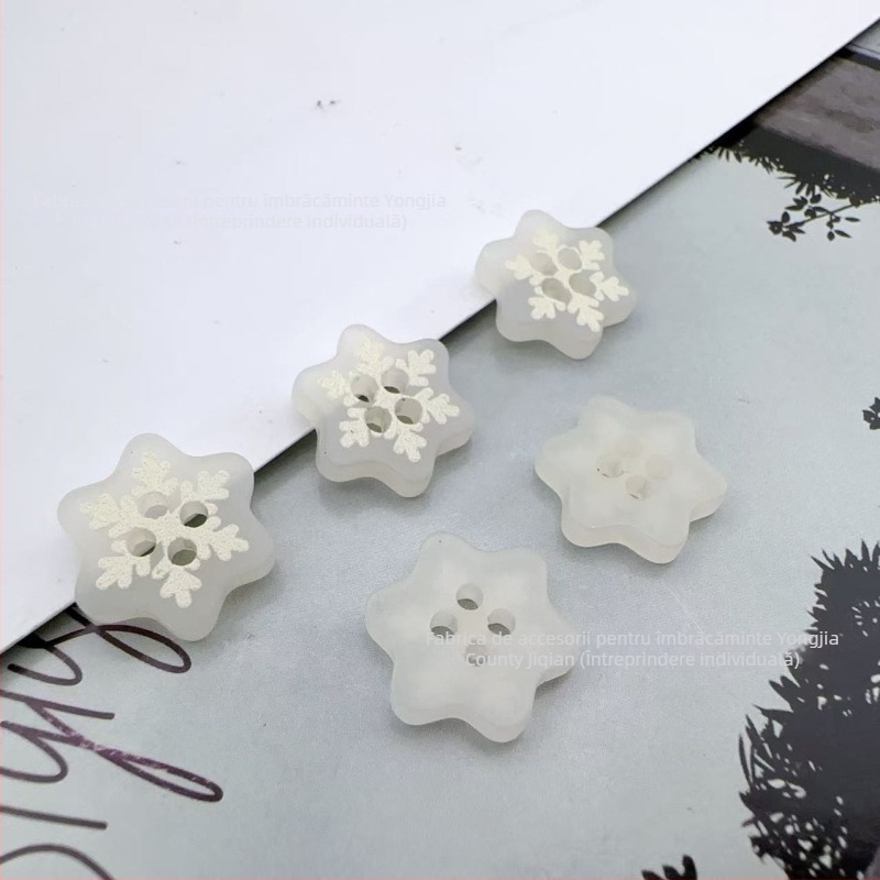Buton din rășină, în formă de fulg de zăpadă, patru găuri, pentru îmbrăcăminte — buton decorativ de Crăciun, Jiqian Buttons