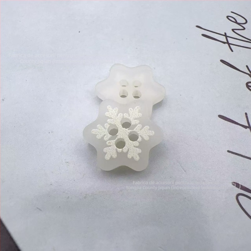 Buton din rășină, în formă de fulg de zăpadă, patru găuri, pentru îmbrăcăminte — buton decorativ de Crăciun, Jiqian Buttons