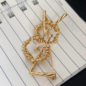 Broșă din cupru, design geometric-litera, placare electrolitică, stil modern sofisticat