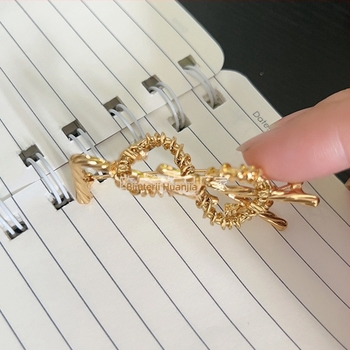 Broșă din cupru, design geometric-litera, placare electrolitică, stil modern sofisticat