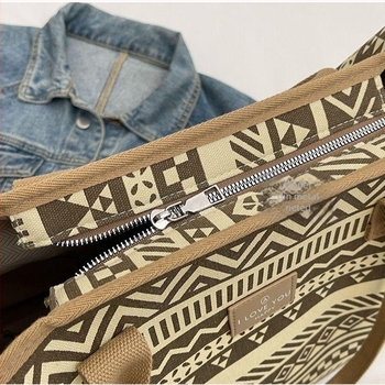 Geantă de damă cu model geometric; material din bumbac și in; formă orizontală pătrată; căptușeală din poliester; buzunare interioare: fermoar, buzunar pentru telefon, buzunar pentru buletin