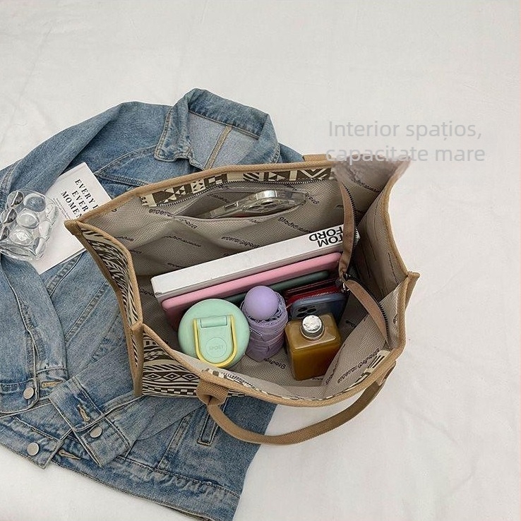 Geantă de damă cu model geometric; material din bumbac și in; formă orizontală pătrată; căptușeală din poliester; buzunare interioare: fermoar, buzunar pentru telefon, buzunar pentru buletin