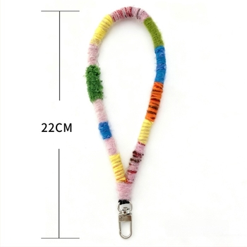 Șnur pentru telefon lucrat manual din mohair, cu element metalic, model linii, design original cu pandantiv în formă de cheie