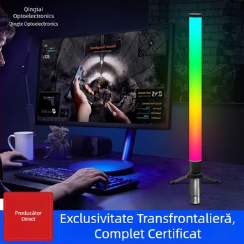 Lampă de birou RGB activată prin sunet, cu modul muzical și iluminare ritmică, alimentare USB-C; pentru masă sau suport vertical.