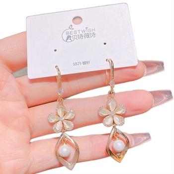 Cercei cu floare cu cinci petale, cârlig – bază din cupru, placare electrolitică, 925 argint, Mico, 3B501, toamnă 2023