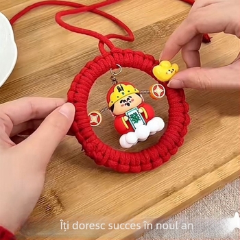 Pandantiv auto cu Dumnezeu al Bogăției – kit DIY cu mătură și clopot pentru decor interior