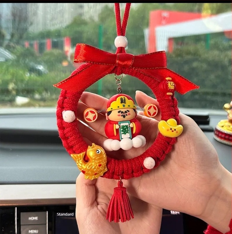 Pandantiv auto cu Dumnezeu al Bogăției – kit DIY cu mătură și clopot pentru decor interior