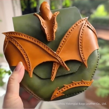 Geantă crossbody Dragon Wings din PU — formă rotundă, închidere cu clapă, stil urban