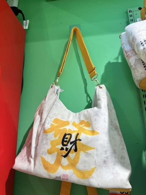 Geantă bucket din canvas, unisex, închidere cu șnur, interior cu buzunare multiple (telefon, documente, laptop, cameră) – toamnă 2025