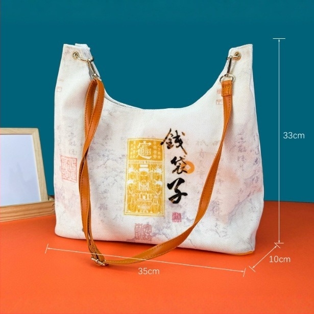 Geantă bucket din canvas, unisex, închidere cu șnur, interior cu buzunare multiple (telefon, documente, laptop, cameră) – toamnă 2025