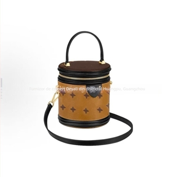 Geantă cilindrică din piele naturală pentru subraț, închidere acoperită, căptușeală din pânză, interior cu fermoar laminat